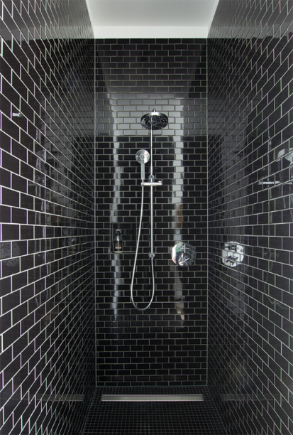 Que tal apostar em um banheiro totalmente preto? O tom escuro ajuda a criar um clima elegante e glamouroso com uma grande vantagem: ele nunca sai de moda!