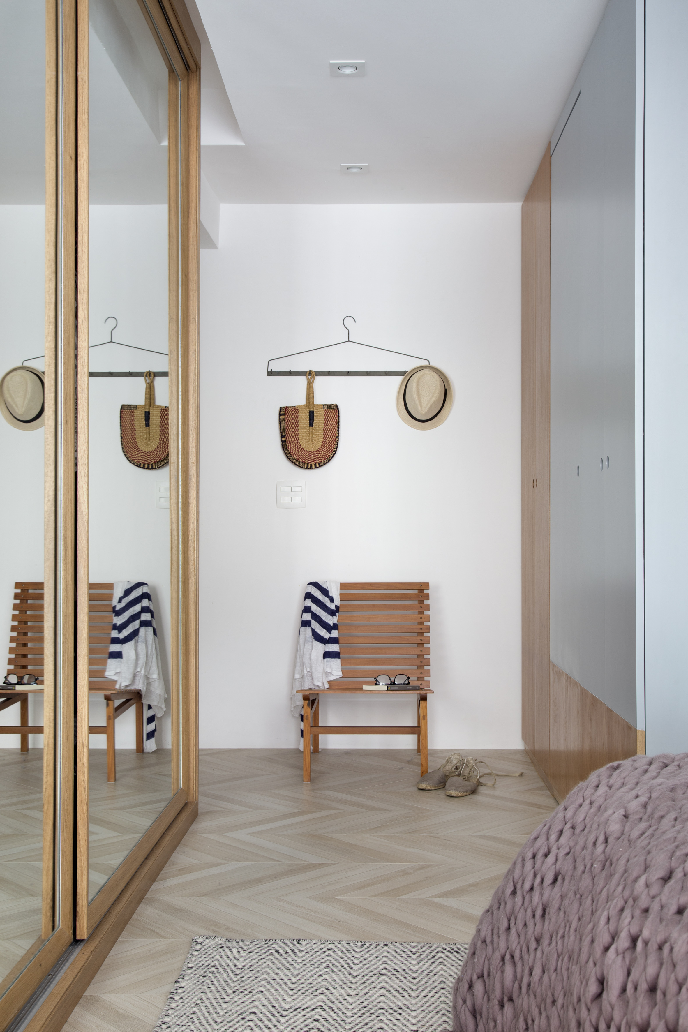 Closet em&nbsp;<span>projeto do escrit&oacute;rio carioca PKB Arquitetura.</span>
