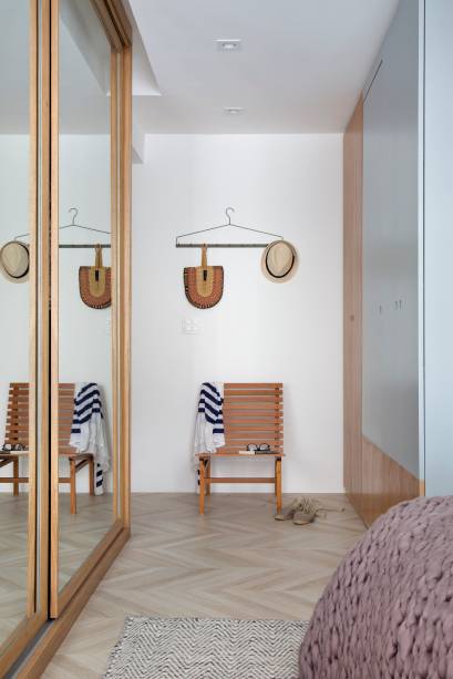Closet em&nbsp;<span>projeto do escrit&oacute;rio carioca PKB Arquitetura.</span>