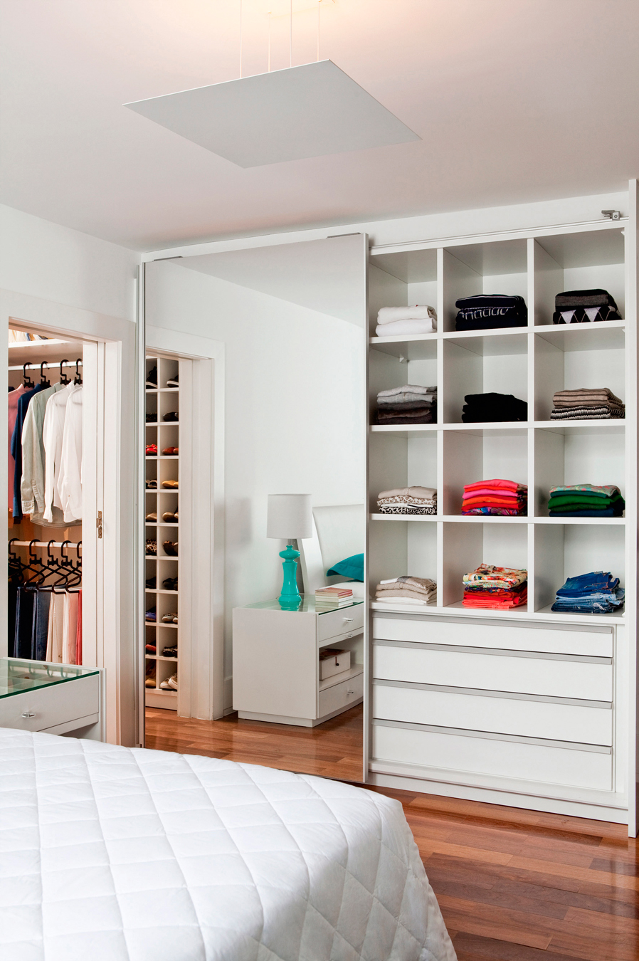 Projeto do arquiteto Paul Rittscher, este closet todo branco foi usado para instalar um espelho e passar a sensa&ccedil;&atilde;o de amplitude.
