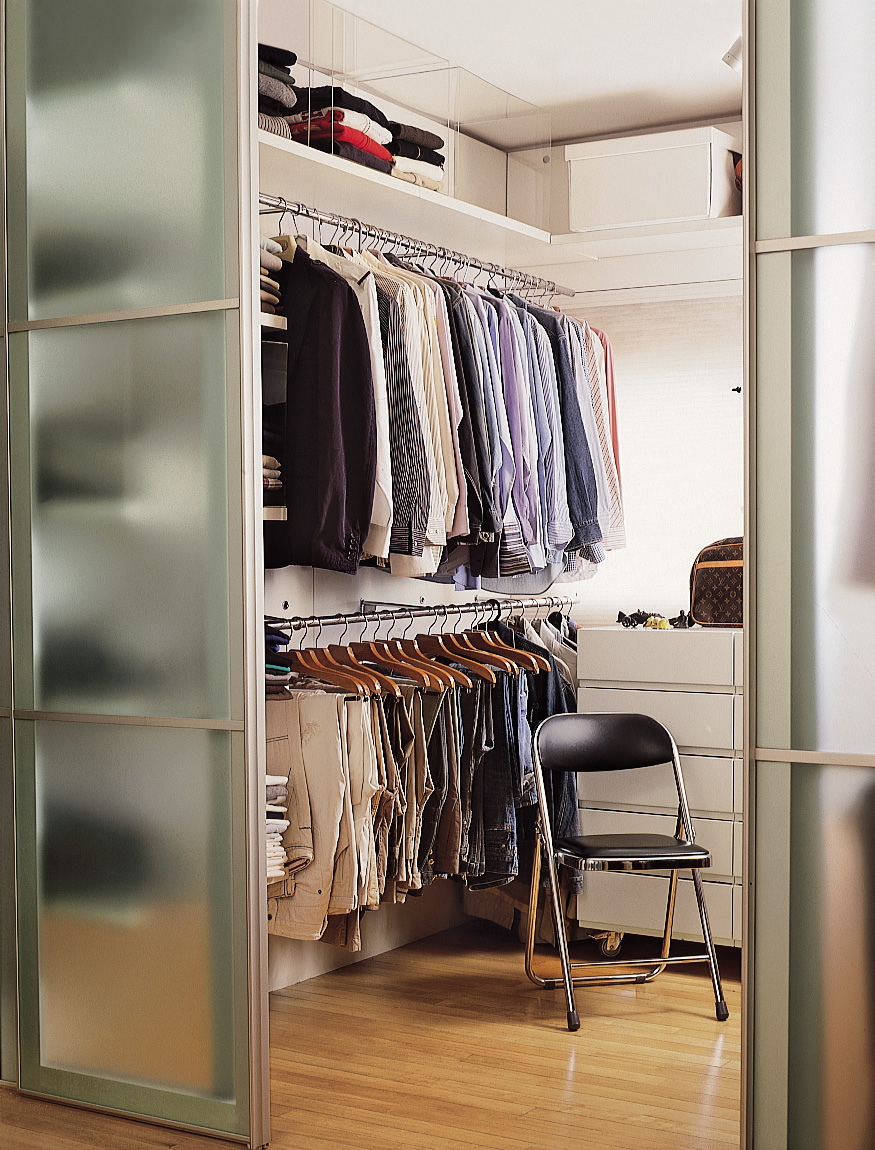 Este closet, no apartamento do arquiteto Ricardo Minelli, separou as camisas em um n&iacute;vel e, as cal&ccedil;as, em outro.