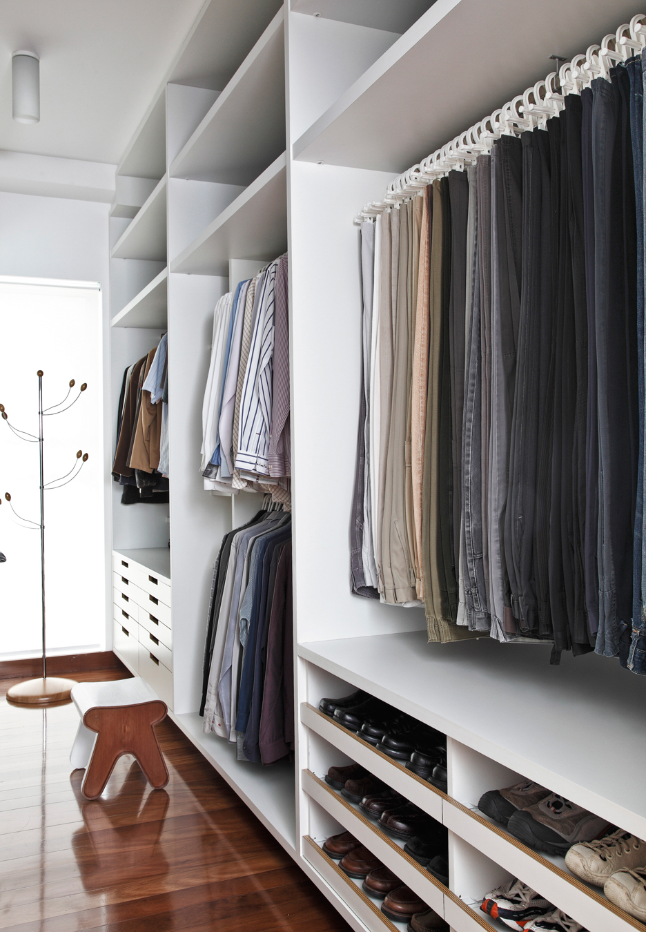 Projetado pela arquiteta Tania Eust&aacute;quio, este closet priorizou o estilo clean, com cores s&oacute;brias e um grande arm&aacute;rio.