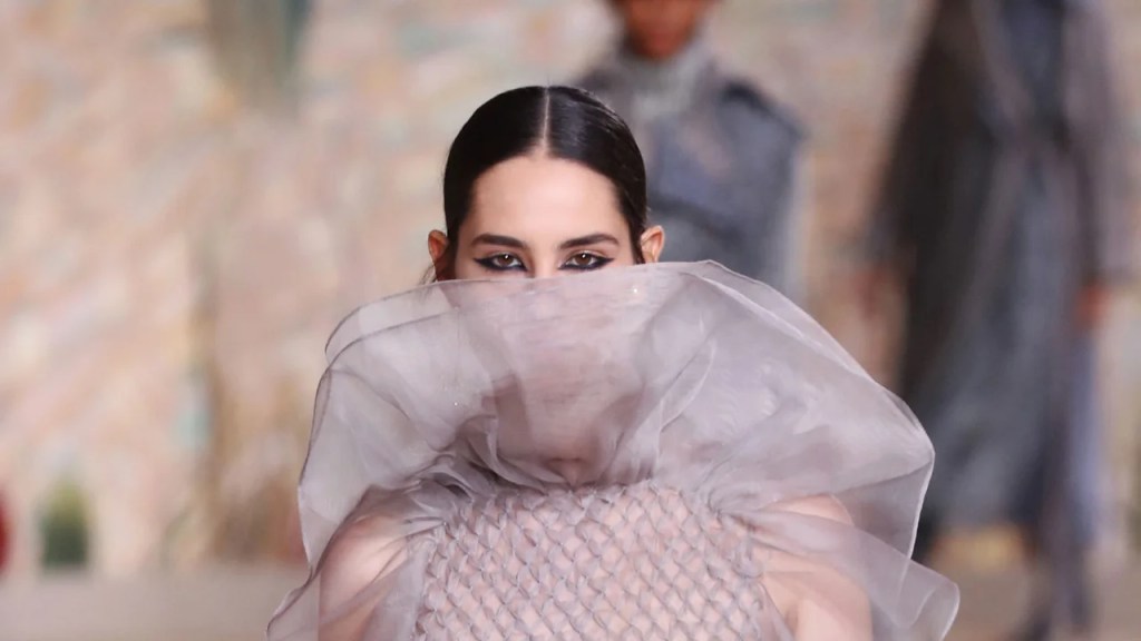 O delineado invertido saiu das passarelas para as ruas; saiba fazer!