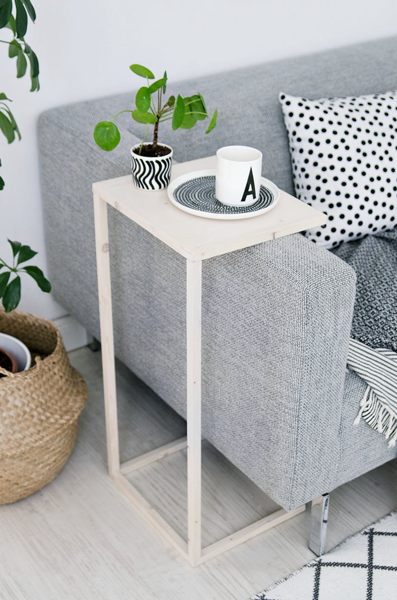 Esta mesa lateral em formato de C &eacute; perfeita para espa&ccedil;os bem pequenos. Ela se envolve no bra&ccedil;o do sof&aacute; e garante a funcionalidade do objeto.