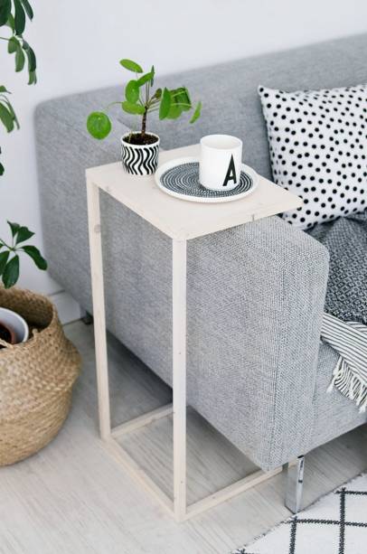 Esta mesa lateral em formato de C &eacute; perfeita para espa&ccedil;os bem pequenos. Ela se envolve no bra&ccedil;o do sof&aacute; e garante a funcionalidade do objeto.