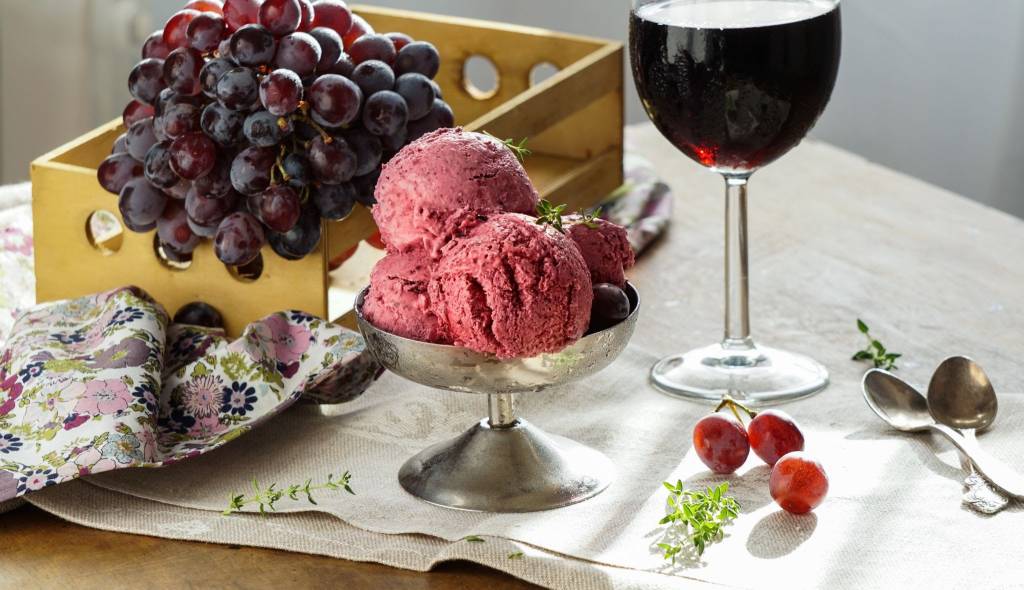 Aprenda a fazer um sofisticado sorvete de vinho e chocolate amargo