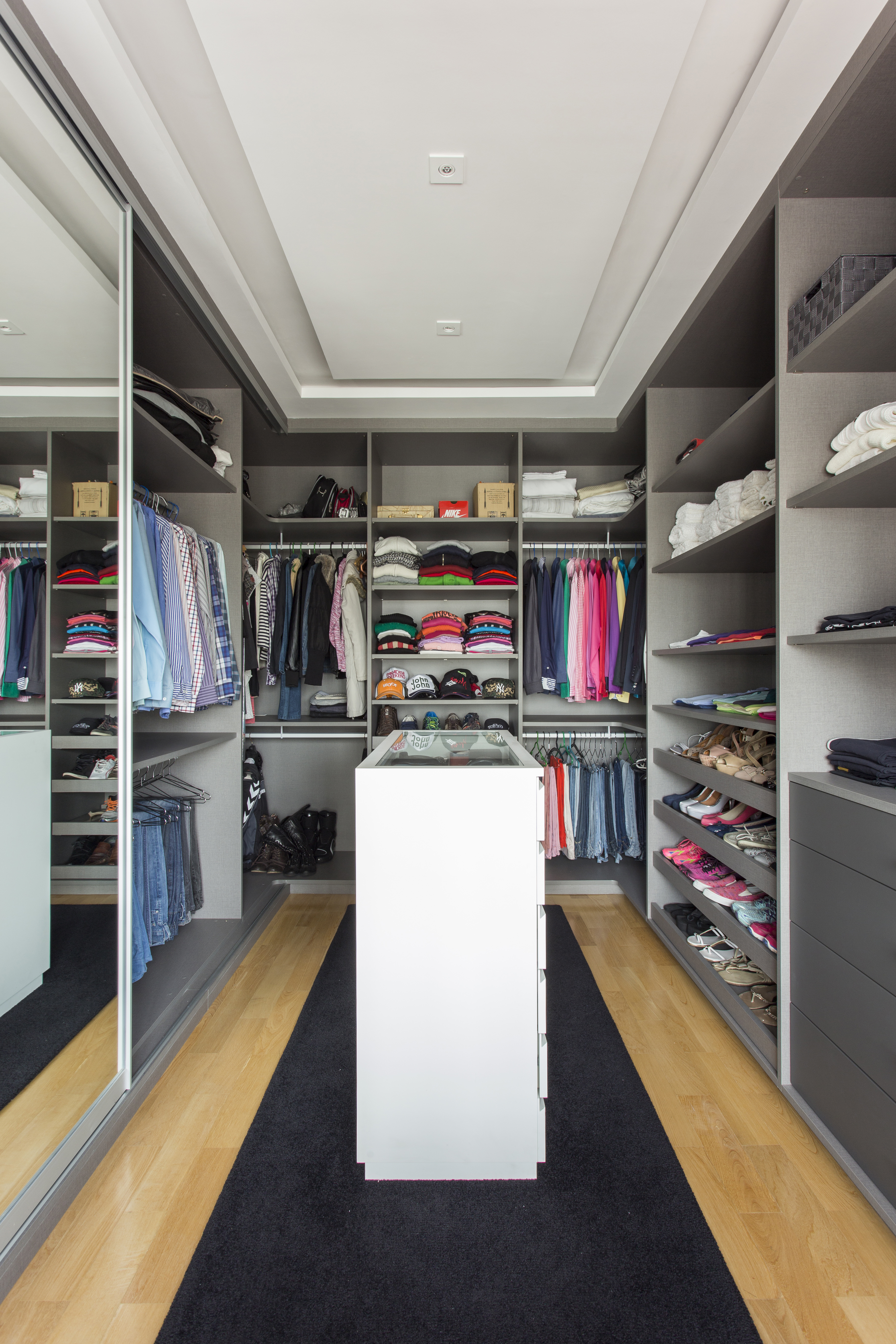 <span>Este closet, em projeto de Andrezza Alencar,&nbsp;</span><span>priorizou a funcionalidade e &eacute; composto por um arm&aacute;rio em U parcialmente fechado, assinado pelo escrit&oacute;rio e executado pela Bontempo.</span>