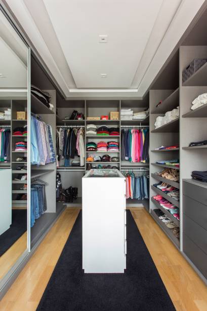 <span>Este closet, em projeto de Andrezza Alencar,&nbsp;</span><span>priorizou a funcionalidade e &eacute; composto por um arm&aacute;rio em U parcialmente fechado, assinado pelo escrit&oacute;rio e executado pela Bontempo.</span>