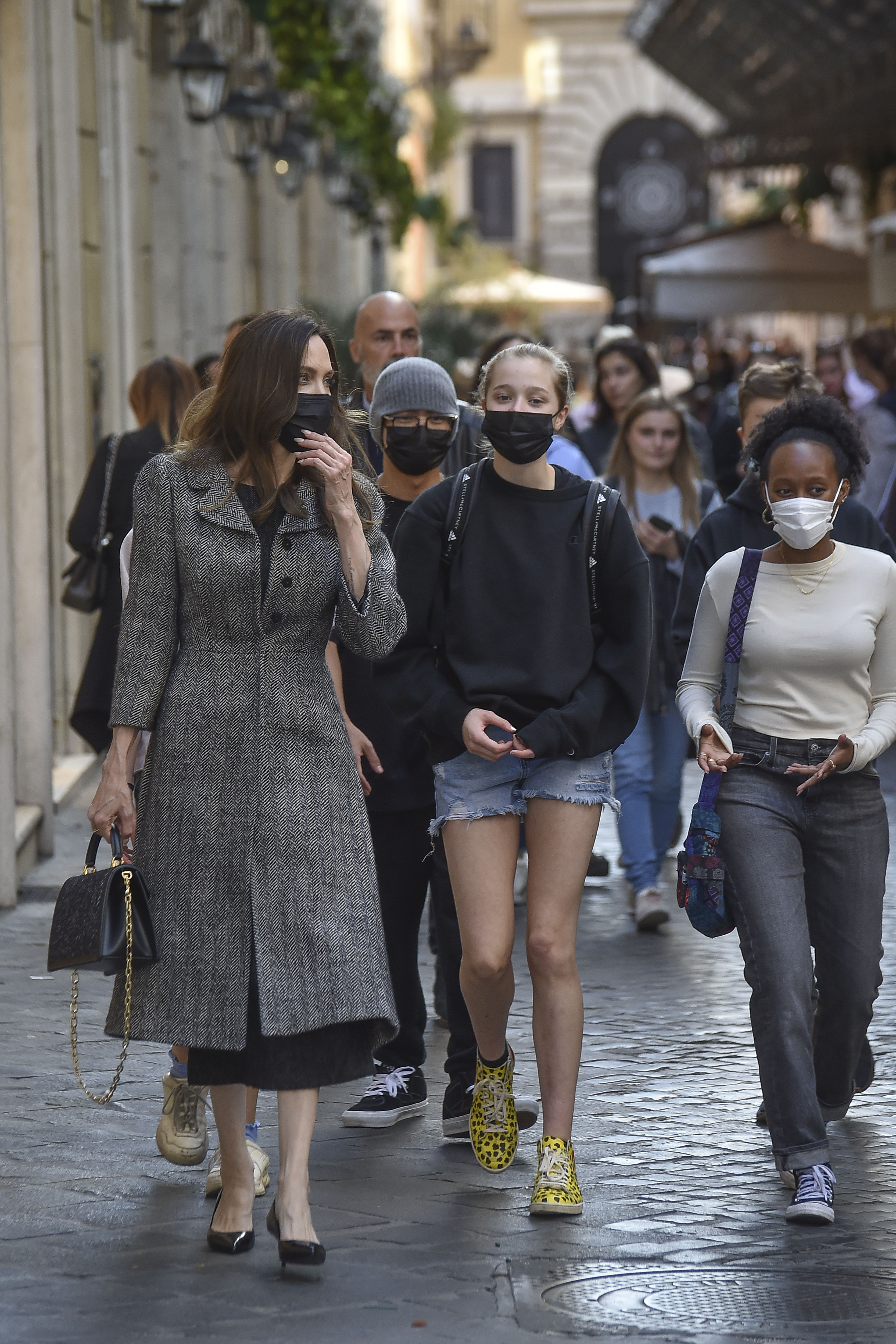 Angelina, Shiloh Jolie-Pitt e Zahara Marley andando pelas ruas da It&aacute;lia