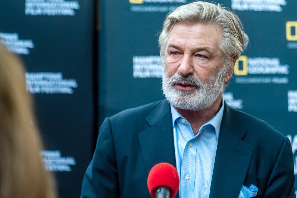 ‘Rust’: Roteiro do filme não previa disparos de Alec Baldwin