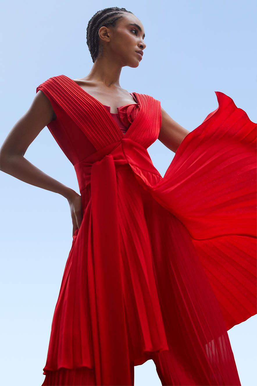 MODA REMAKE modelo com vestido vermelho