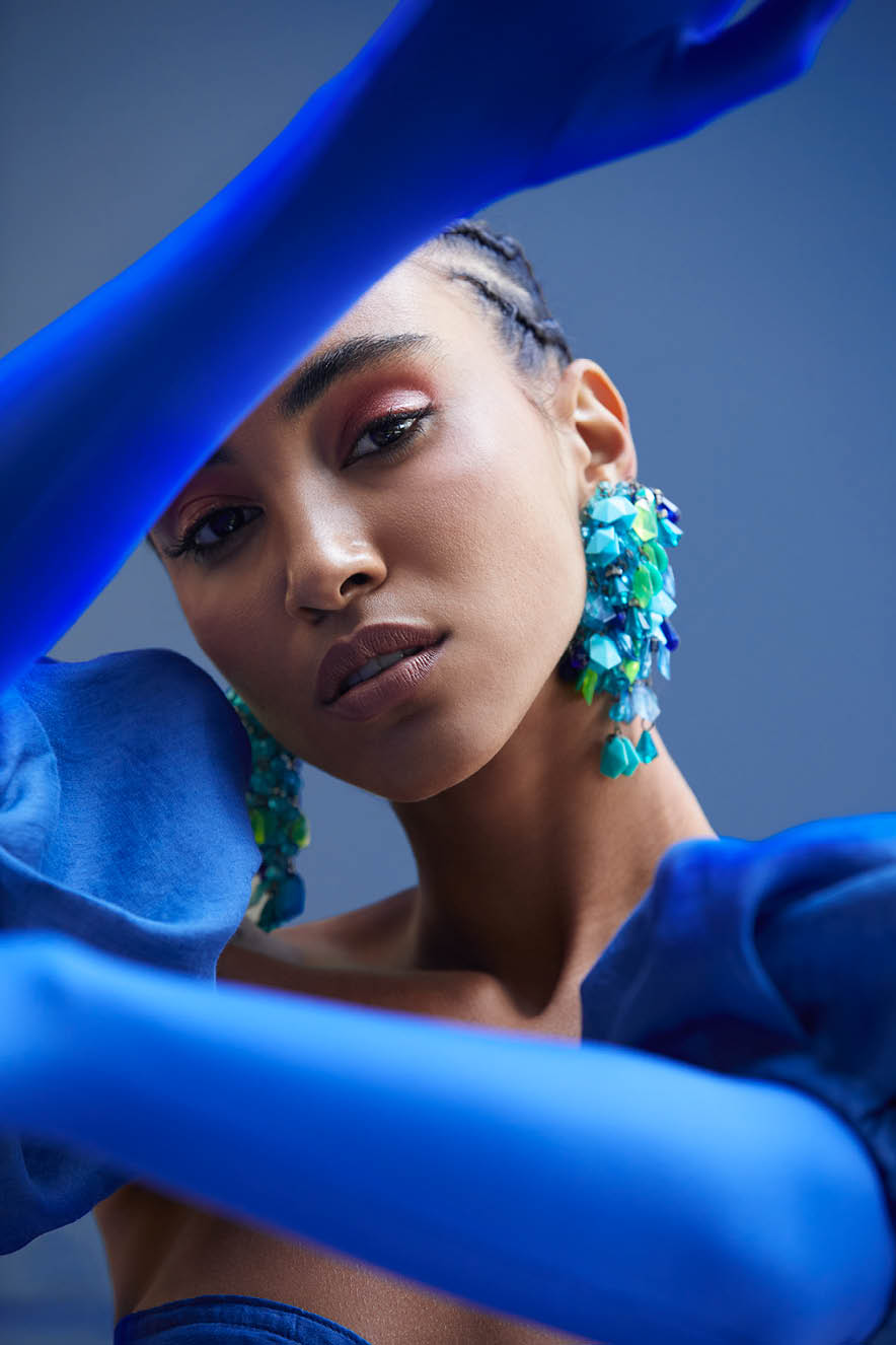 MODA REMAKE2 modelo com vestido azul
