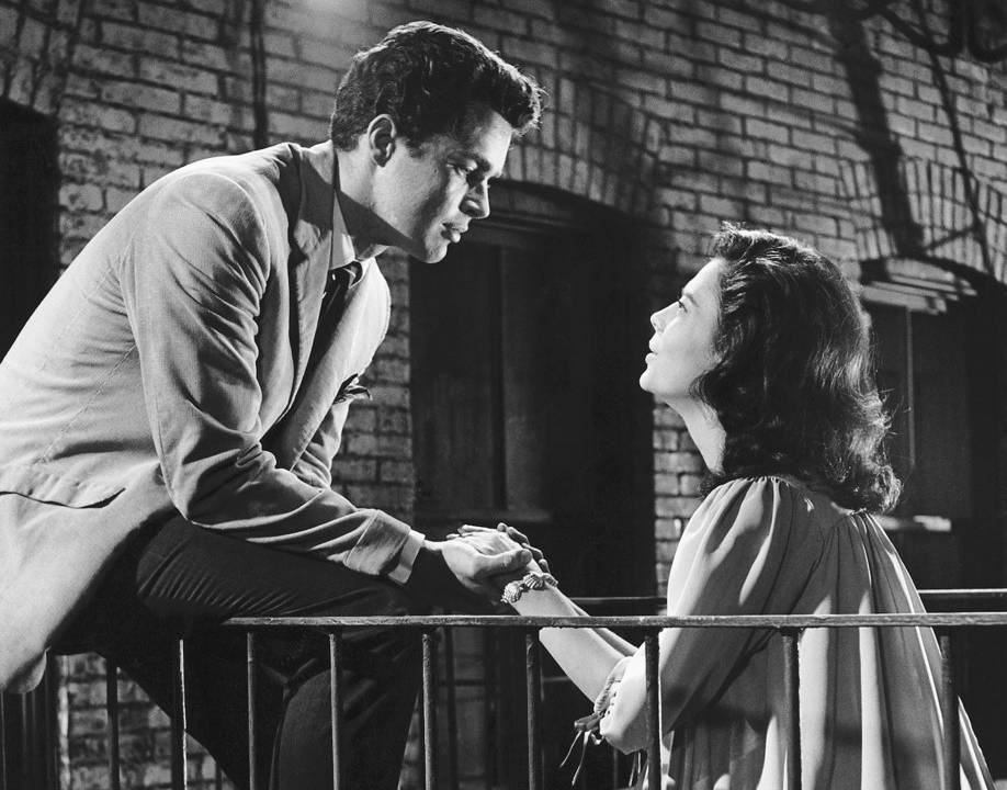 Na frente de um prédio, Richard Beymer (Tony) e Natalie Wood (Maria) nas gravações do filme