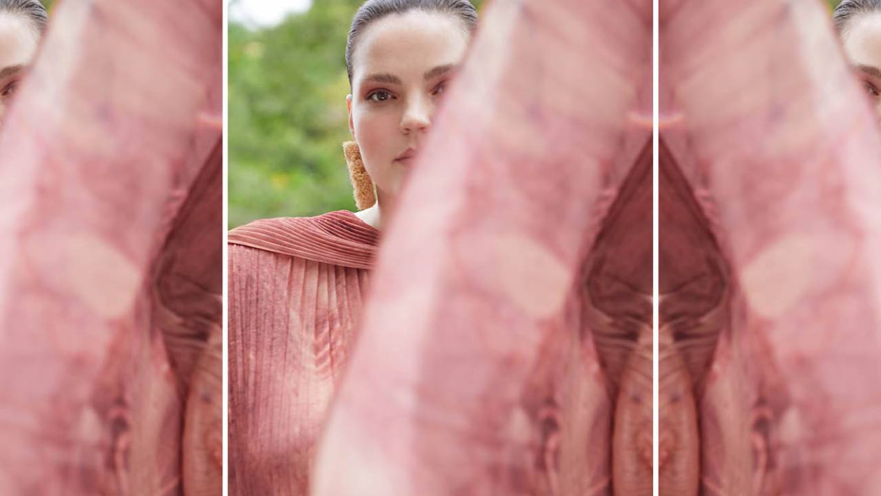 modelo com vestido fluido rosa