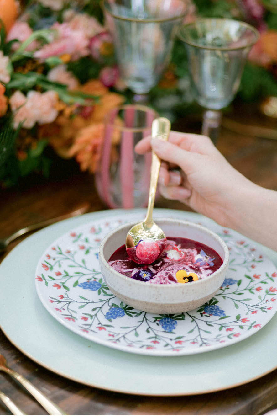Receber Aniversário – Borscht com queijo de cabra florido Receber Aniversário - Borscht com queijo de cabra florido