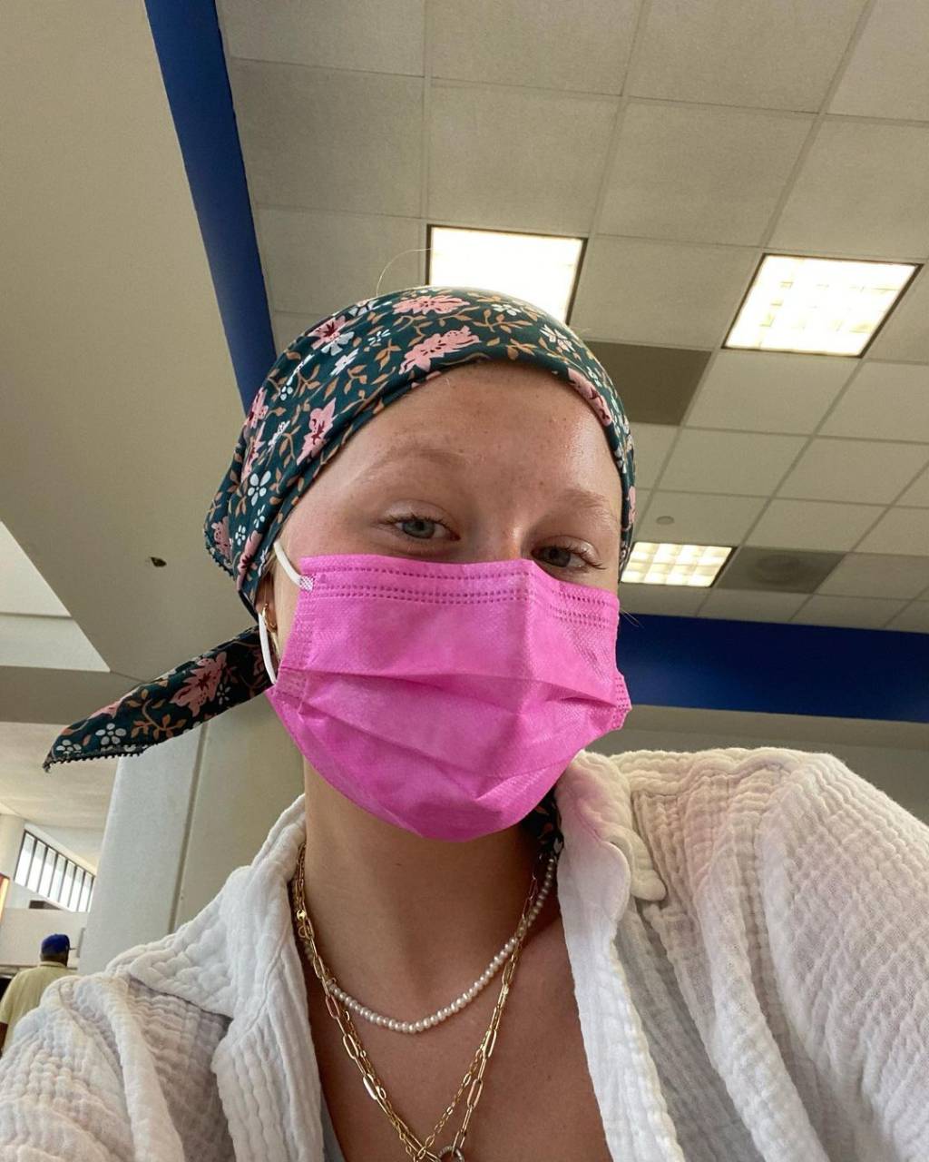 Com câncer de mama, atriz de “Anne With an E” retira os seios