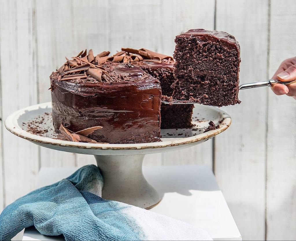 Bolo de chocolate com brigadeiro de cacau