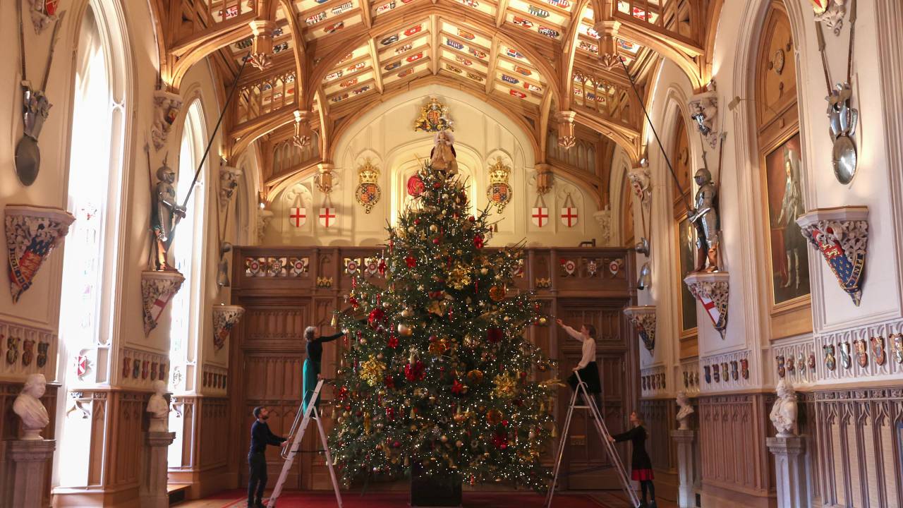 WINDSOR, ENGLAND - NOVEMBER 25: A general view of a 20-foot-high Christmas tree in St George’s Hall, dressed with hundreds of iridescent glass and mirrored ornaments at Windsor Castle on November 25, 2021 in Windsor, England. The decorations can be seen from 25 November 2021 to 3 January 2022. (Photo by Chris Jackson/Getty Images)