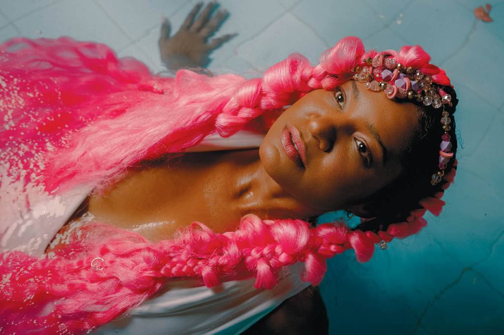 Larissa Luz e Djonga são escalados para apresentar nova série do Globoplay