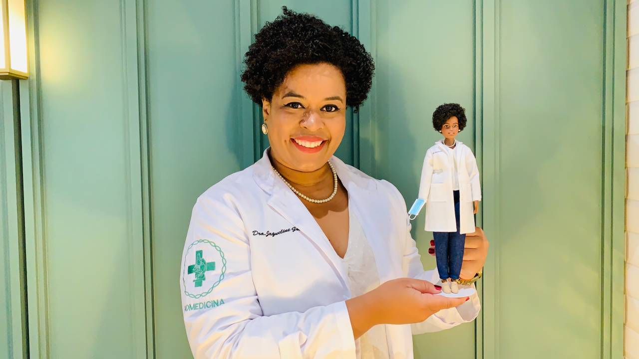 A biomédica Jaqueline Goes com a Barbie inspirada nela feita pela Mattel em homenagem aos profissionais que atuaram na pandemia.