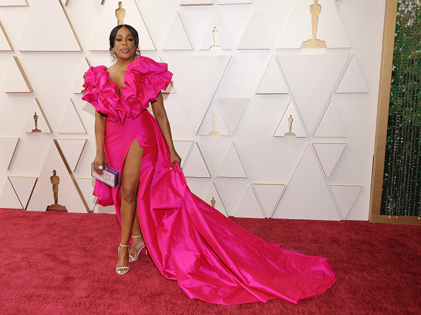 A atriz e humorista Niecy Nash com vestido pink com fenda profunda. A atriz e humorista Niecy Nash com vestido pink com fenda profunda.