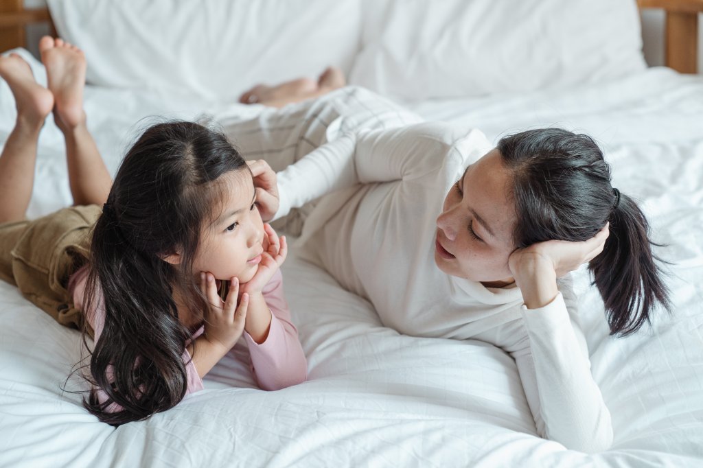 mãe e filha conversando