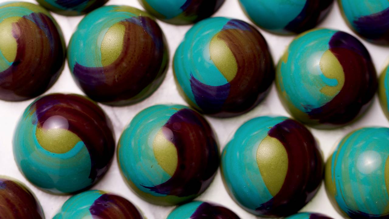 Receber yogashi - Bombom de matchá com ganache de yuzu, por Vivannei Wakuda