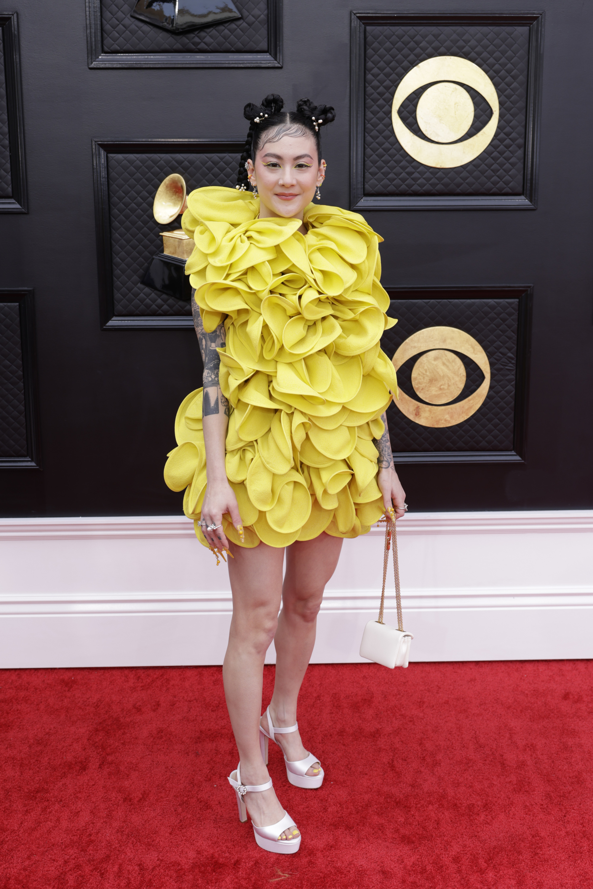 A cantora, musicista, diretora e autora Michelle Zauner com um curtinho amarelo de constru&ccedil;&atilde;o ousada.