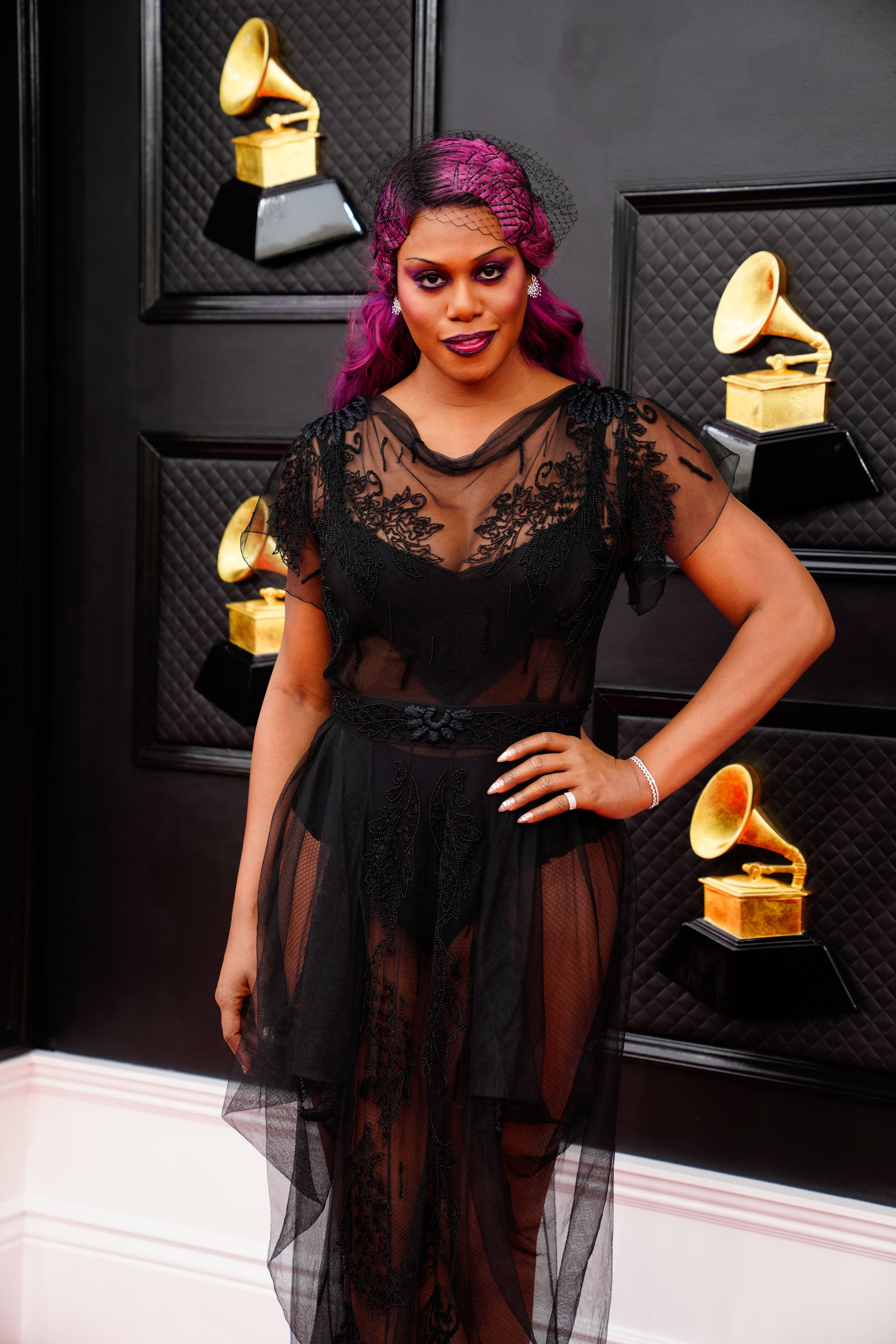 Laverne Cox evidenciou as curvas com vestido preto transparente com rendas.