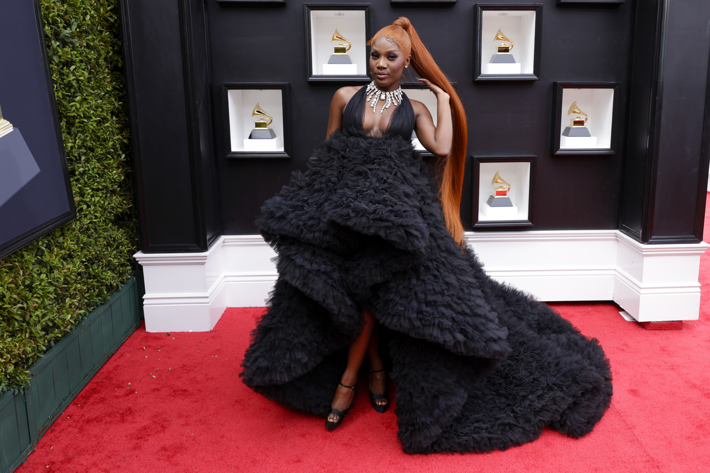 A artista Doechii optou pela eleg&acirc;ncia do preto.