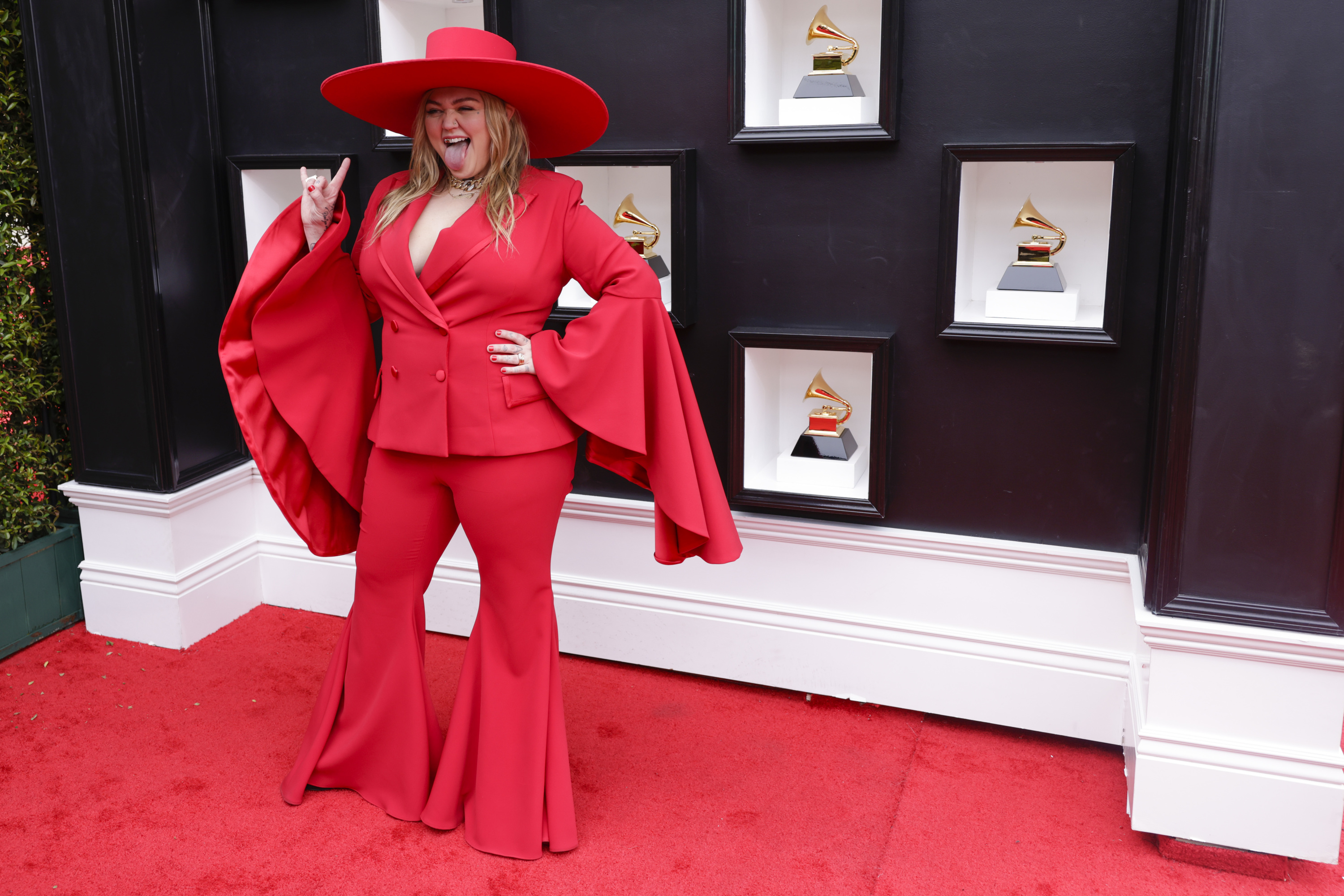 A cantora Elle King preferiu a alfaiataria, com um terno vermelho ousado combinado com chap&eacute;u.