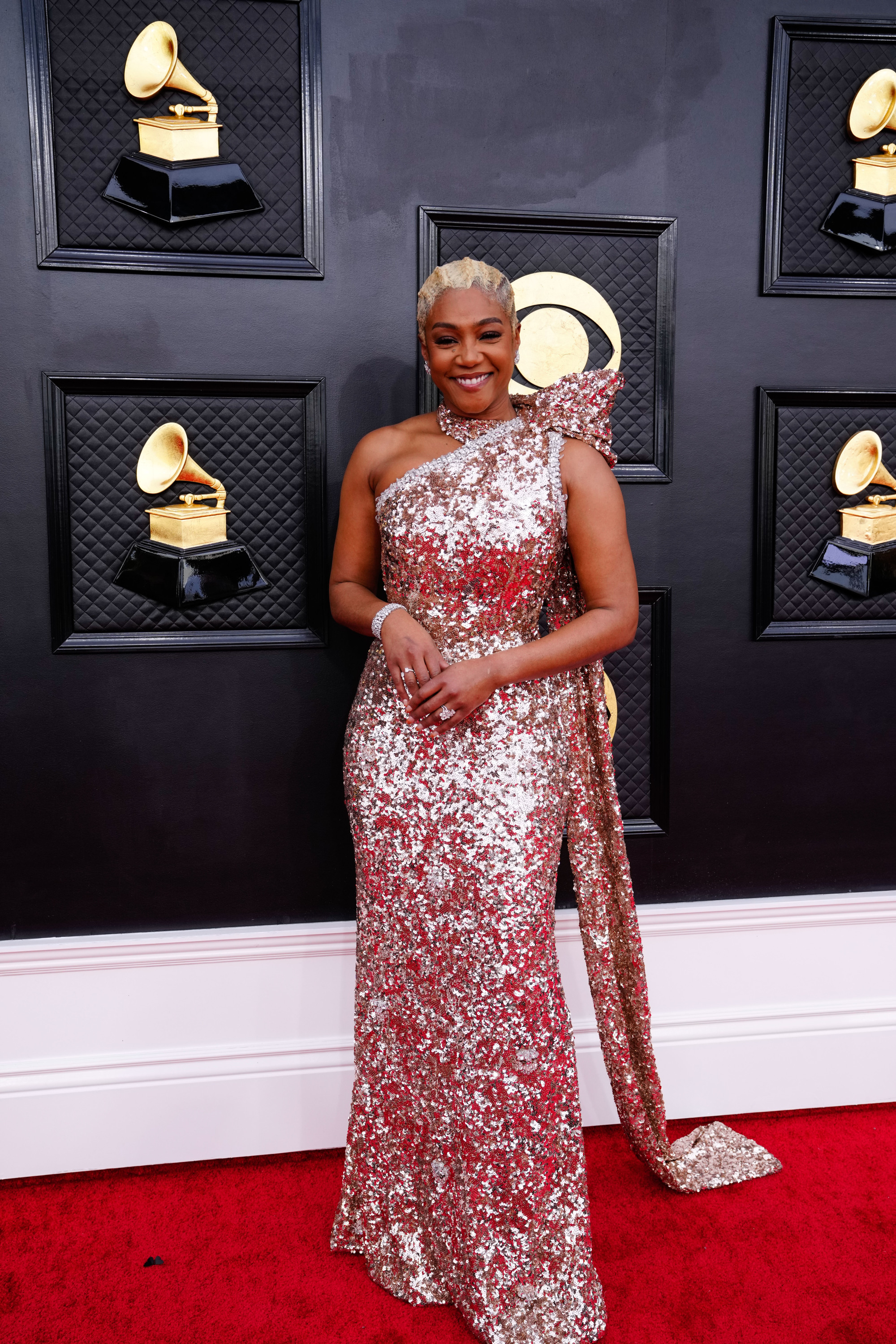 A atriz Tiffany Haddish brilhou com o longo de manga &uacute;nica de paet&ecirc;s.