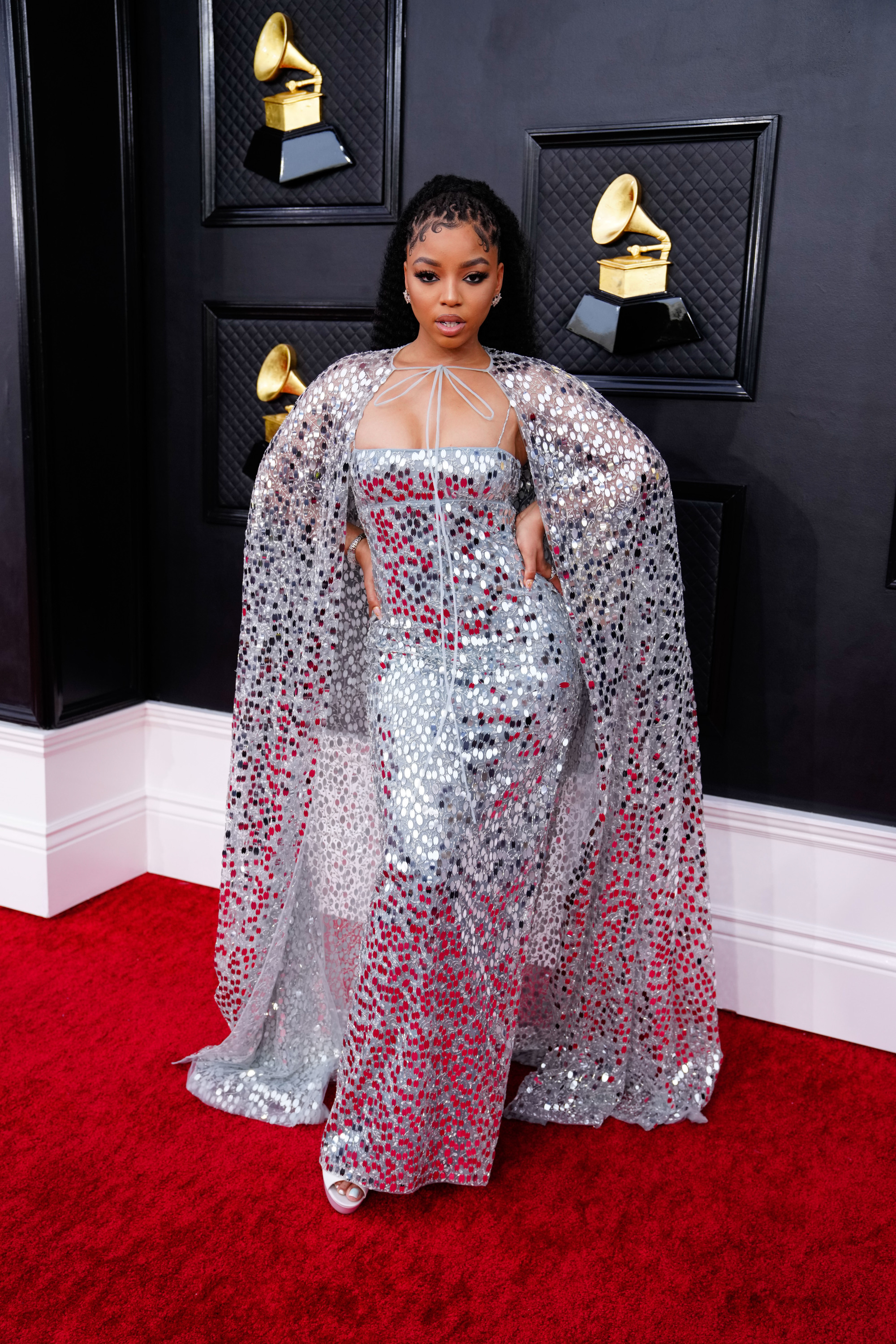A cantora e compositora Chloe Bailey investiu em capa e vestido com paet&ecirc;s.