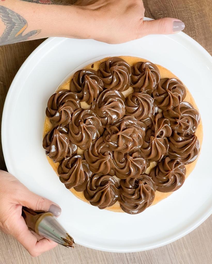 Bolo de baunilha com brigadeiro