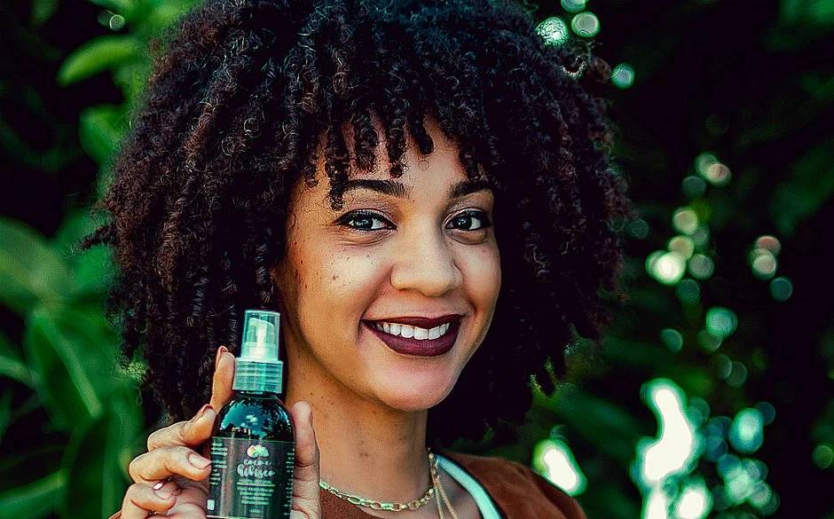 Camila Reis desenvolve produtos naturais para cabelos crespos e cacheados