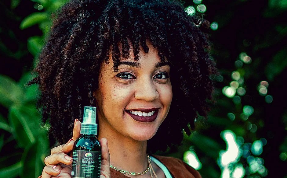 Camila Reis desenvolve produtos naturais para cabelos crespos e cacheados
