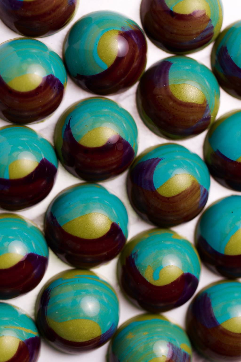Receber yogashi – Bombom de matchá com ganache de yuzu, por Vivannei Wakuda Receber yogashi - Bombom de matchá com ganache de yuzu, por Vivannei Wakuda