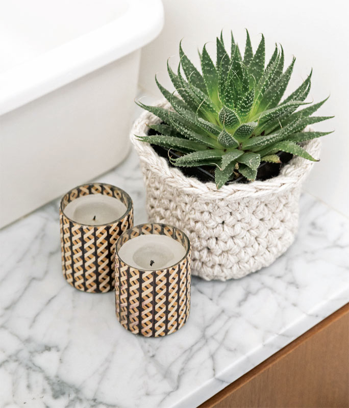 A suculenta e as velas denotam que o banheiro social &eacute; mais usado por Carolina.