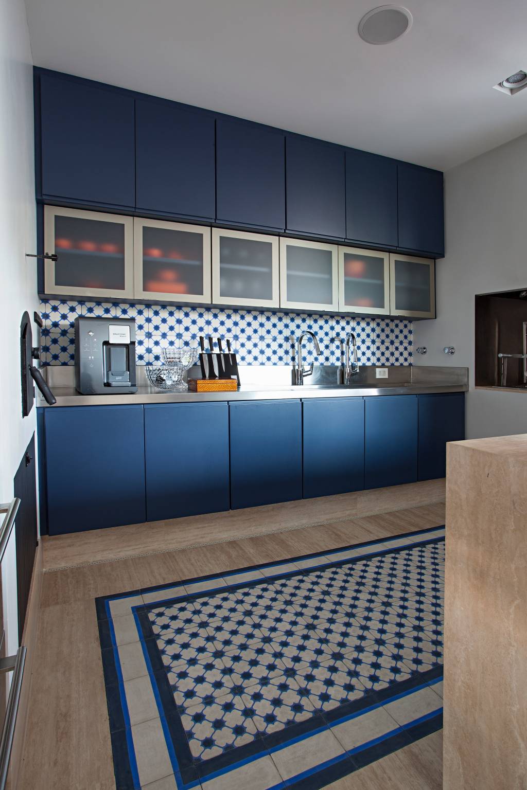 2-Cozinha com décor azul e ladrilho hidráulico usado como tapete