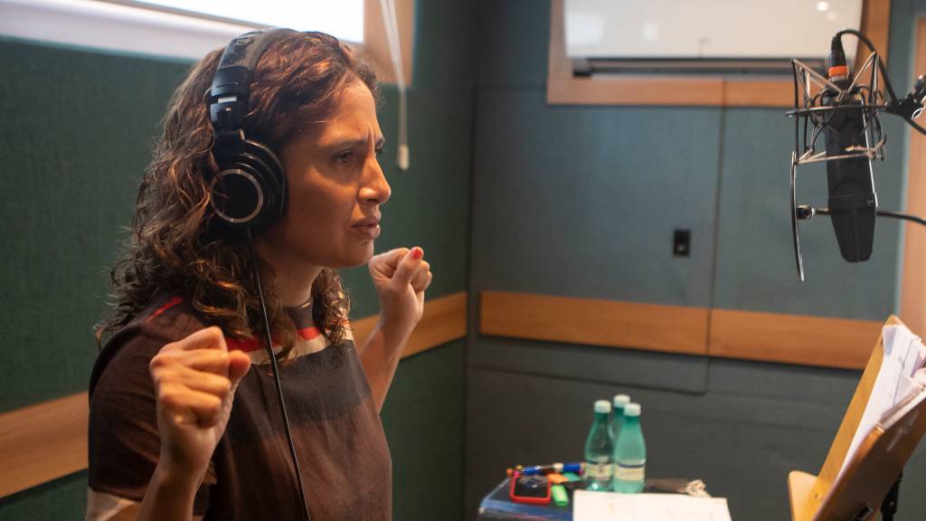 Original Spotify Batman Despertar_Camila Pitanga por Dirceu Neto-Spotify_DIR00177 Camila Pitanga com fones de ouvido interpreta personagem em áudio série