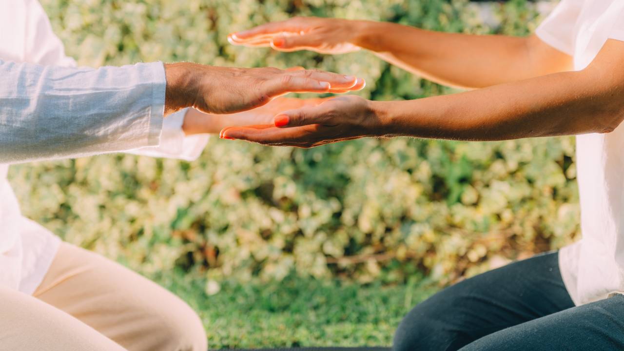 As mãos servem como canalizadores da energia universal, promovendo a solução de incômodos físicos e emocionais.