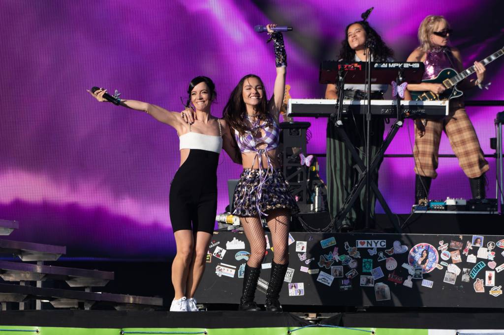 Olivia Rodrigo e Lily Allen protestam contra suprema corte dos EUA