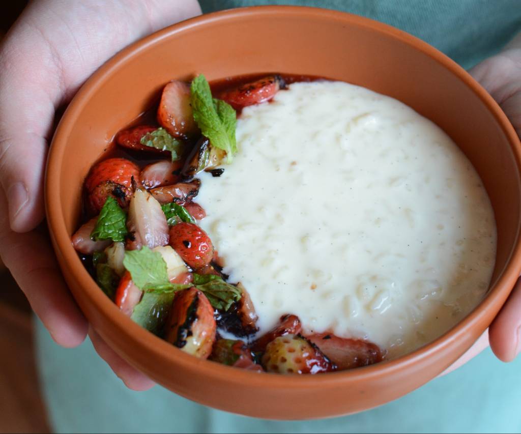 Receber Dia dos Namorados – Casa Rios Arroz doce de baunilha defumado com morango na brasa