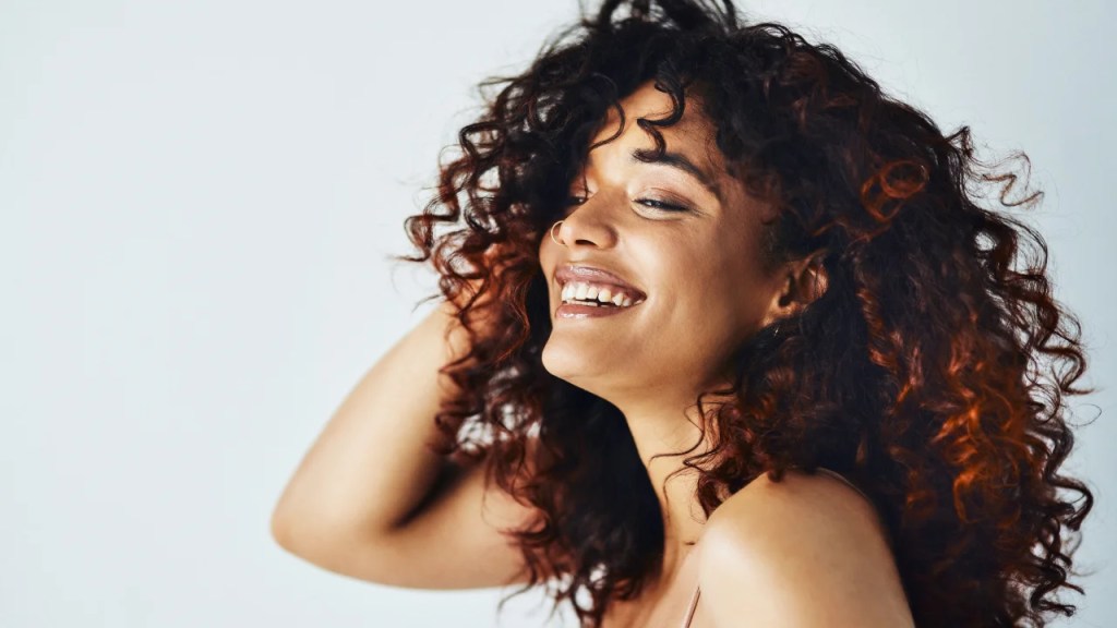 Os principais cuidados com cabelos crespos e cacheados