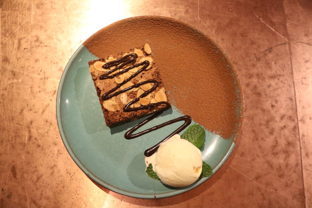 Um brownie cremoso de chocolate amargo é a opção do Bocca Nera