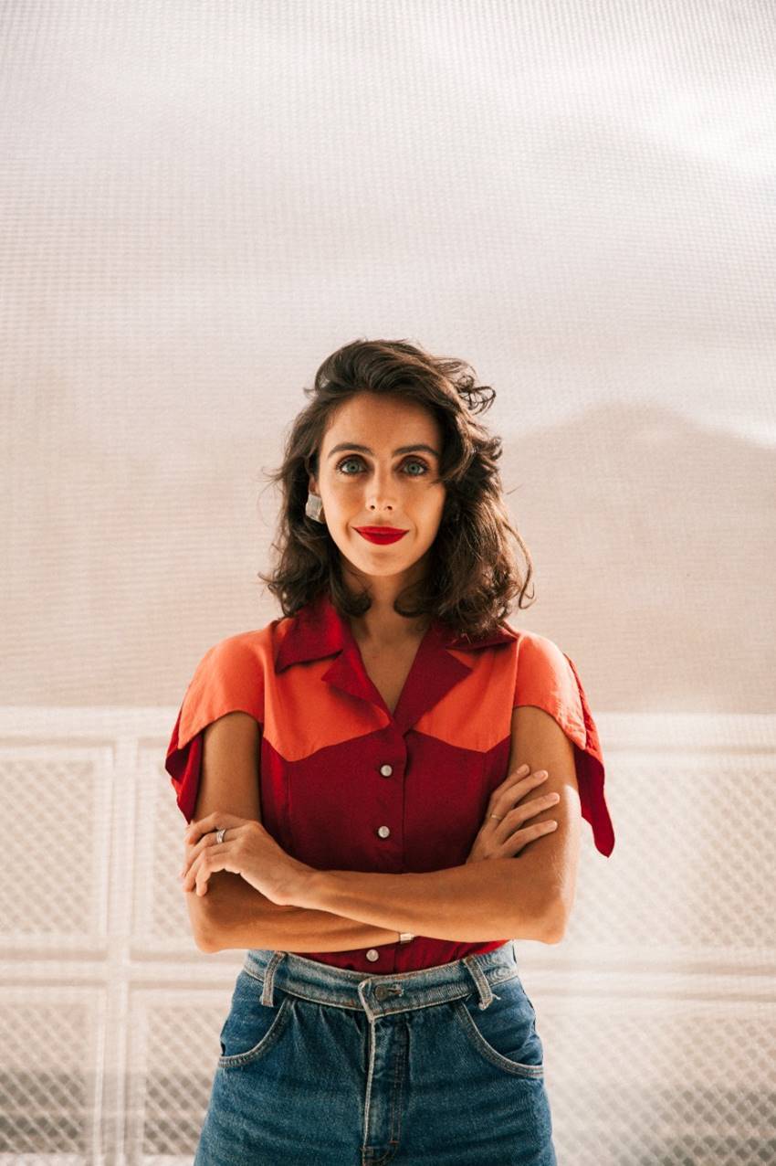 <span>Lutando por uma moda mais sustent&aacute;vel, a comunicadora Giovanna Nader </span><span> &eacute; cofundadora do Projeto Gaveta, junto com Raquel Vitti Lino, que incentiva as pessoas a trocarem suas roupas entre si, al&eacute;m de lutar por uma ind&uacute;stria da moda mais humana e sustent&aacute;vel.</span>