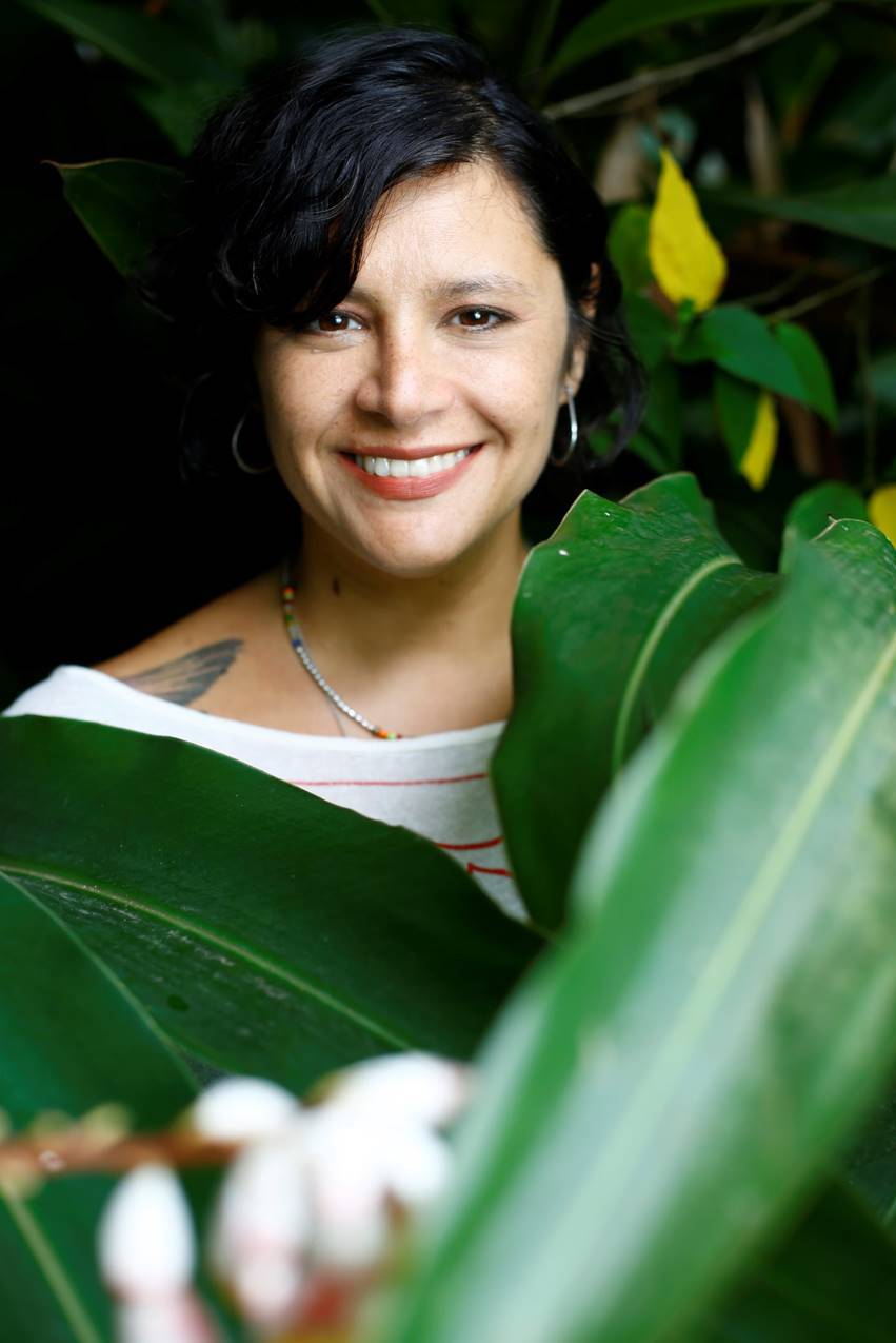 <span>Nascida no Chile, a jornalista ambiental Paulina Chamorro &eacute; colaboradora da National Geographic Brasil e&nbsp;<span class="m_8955611481880889527spelle">TEDx</span>&nbsp;Speaker, al&eacute;m de ser apresentadora do podcast &lsquo;Vozes do Planeta&rsquo; e fazer parte da Liga das Mulheres pelo Oceano, movimento em rede que busca potencializar a&ccedil;&otilde;es e ideias pela prote&ccedil;&atilde;o dos oceanos sob a &oacute;tica feminina.&nbsp;</span><u></u><span>Paulina foi produtora e rep&oacute;rter do projeto Mar Sem Fim, percorrendo de veleiro por tr&ecirc;s anos toda a costa brasileira e com transmiss&atilde;o pela TV Cultura.&nbsp;</span>