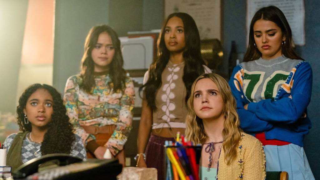 Nova versão de ‘Pretty Litlle Liars’ flerta com franquias slasher
