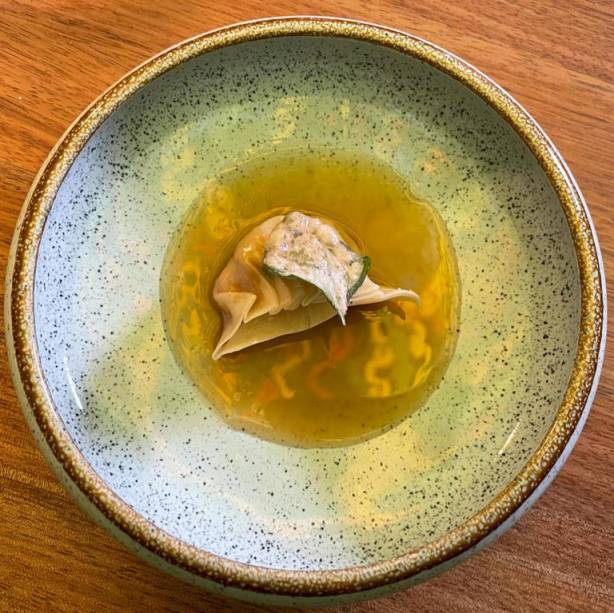 Jambu: guioza de camar&atilde;o ao ponzu de galinha e tempur&aacute; de jambu.