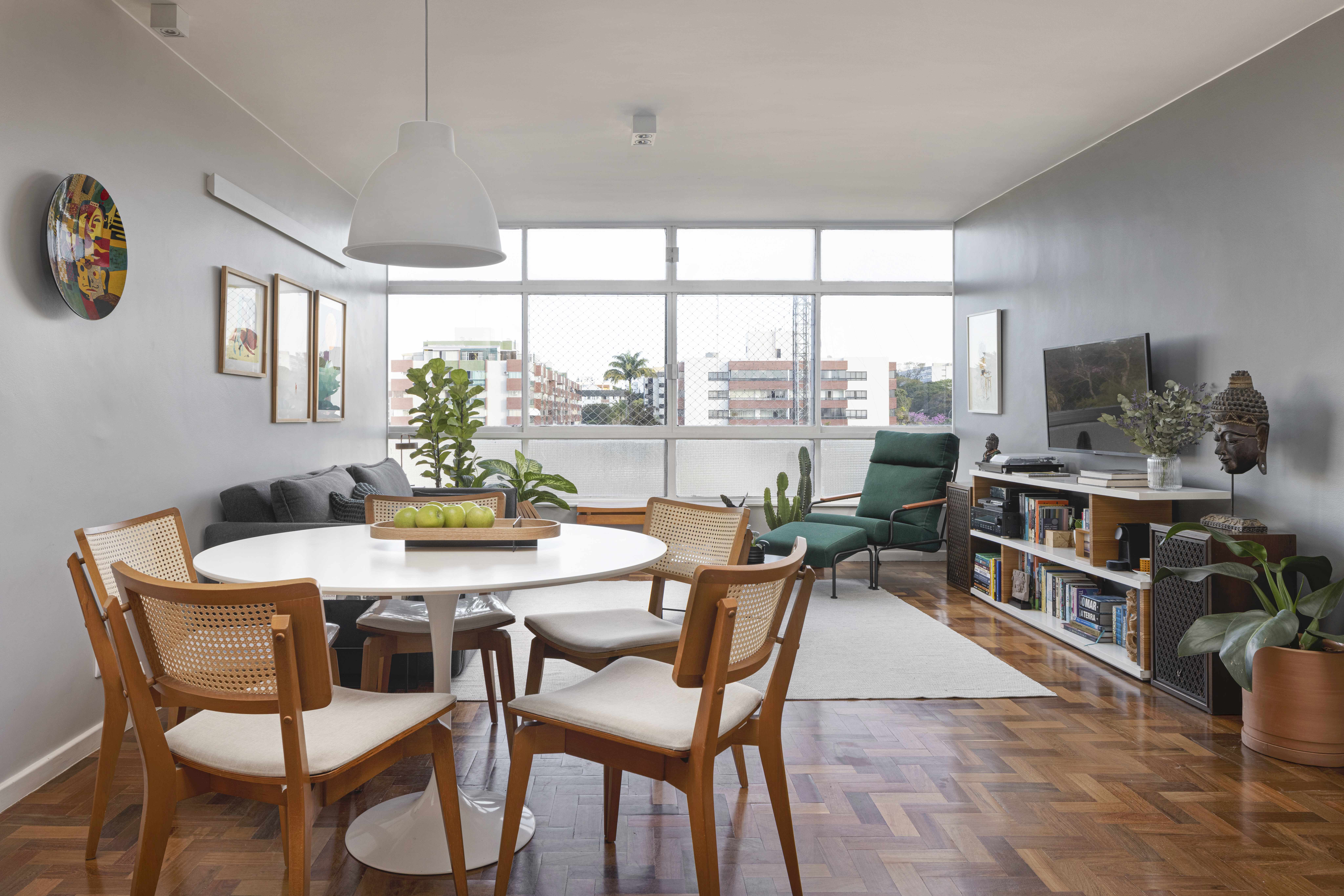 Apartamento em Brasília tem muita iluminação natural e decoração neutra